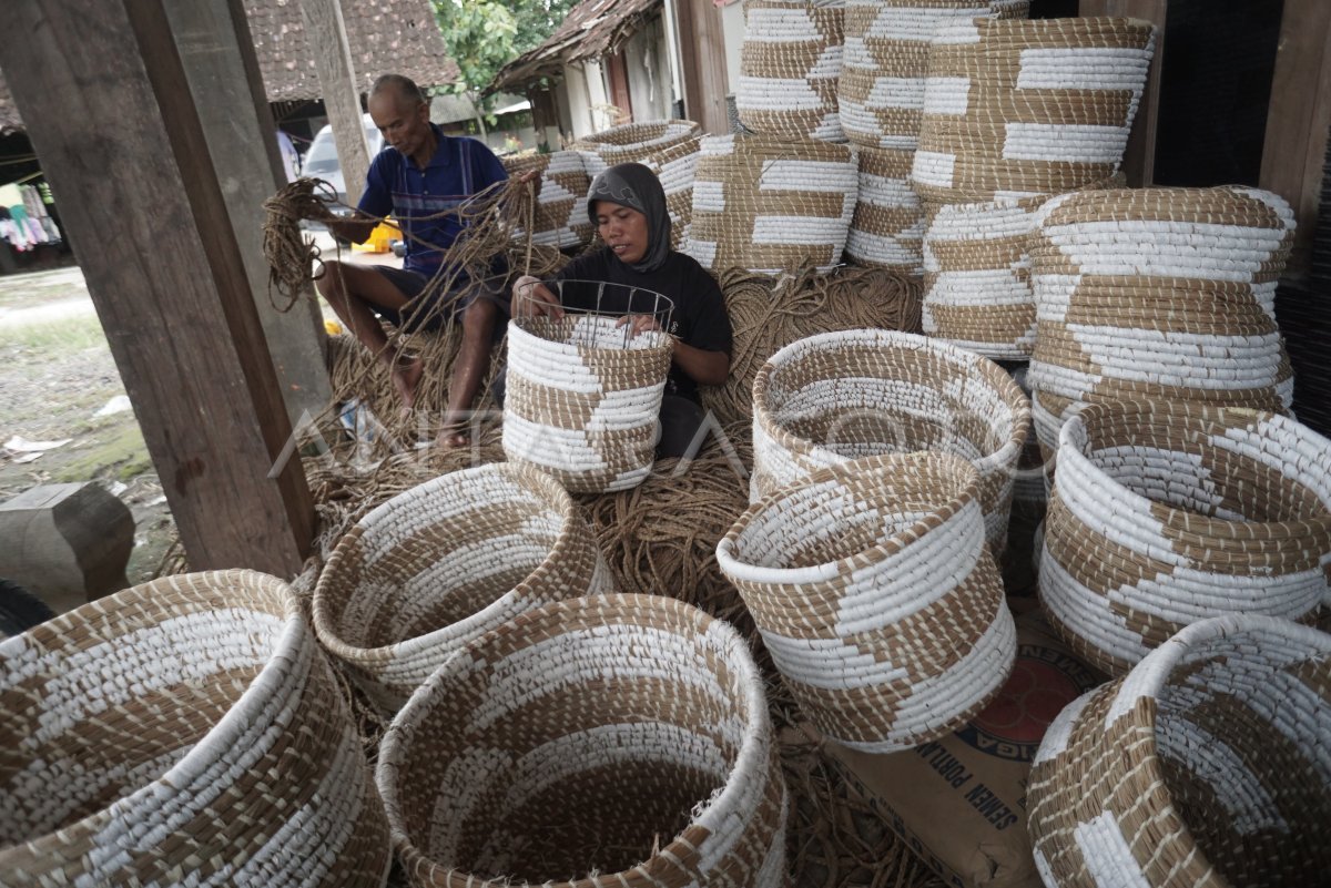 Kerajinan Keranjang Anyaman Rumput Mendong Antara Foto