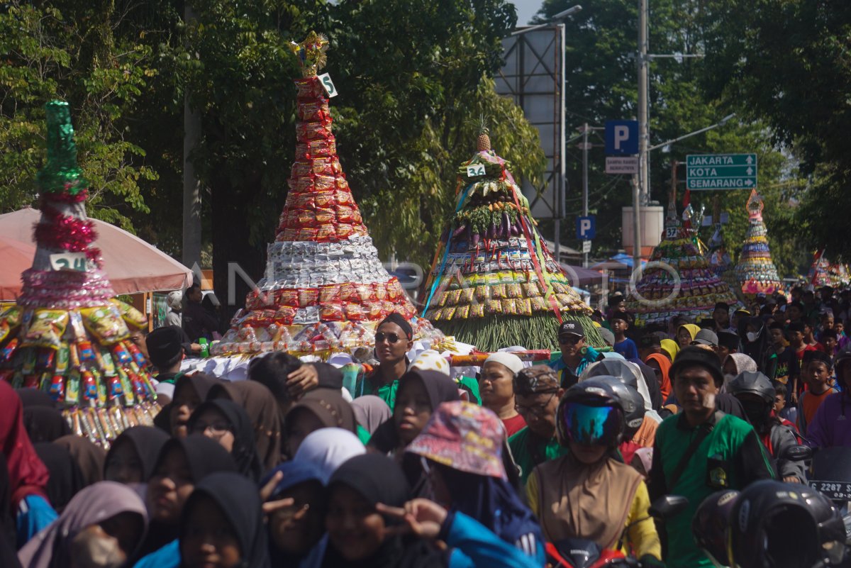 PARADE GUNUNGAN DAN KARNAVAL BECAK HIAS ANTARA Foto