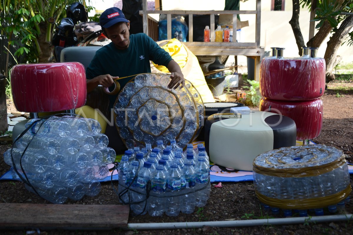 Pembuatan Furnitur Dari Sampah Botol Plastik Antara Foto