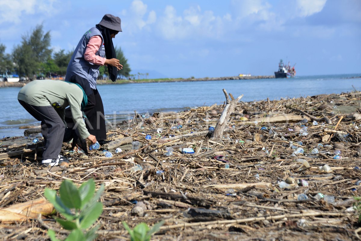 Aksi Bersih Sampah Plastik ANTARA Foto