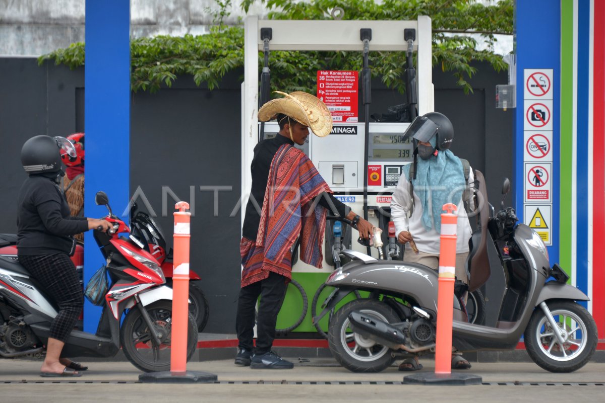 Berbusana Adat Sambut Hari Pelanggan Nasional ANTARA Foto