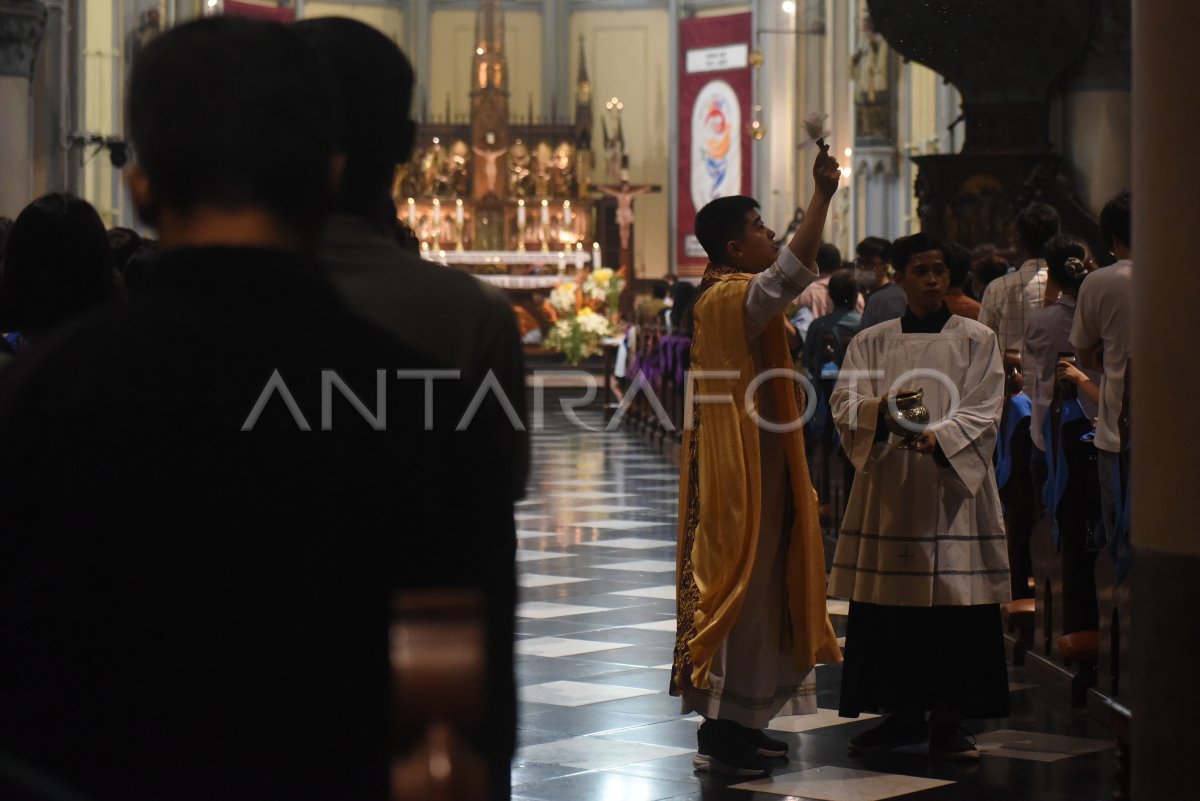 Misa Paskah Di Gereja Katedral Jakarta ANTARA Foto