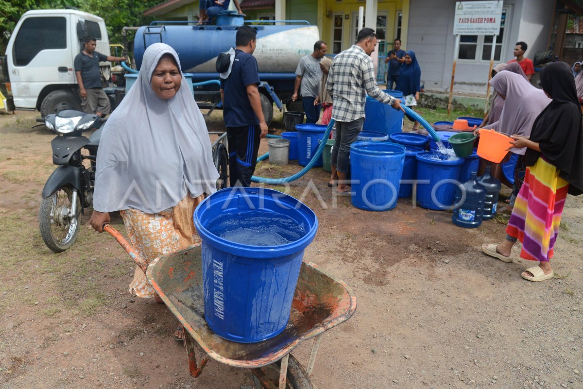 Distribusi Air Bersih Untuk Warga Terdampak Kemarau Antara Foto