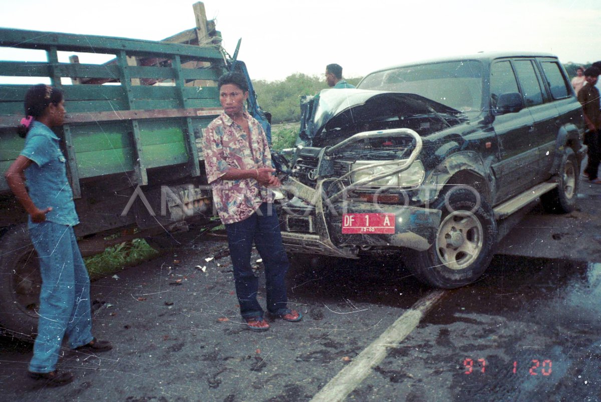 Mobil Dinas Gubernur Timtim Tabrakan Antara Foto