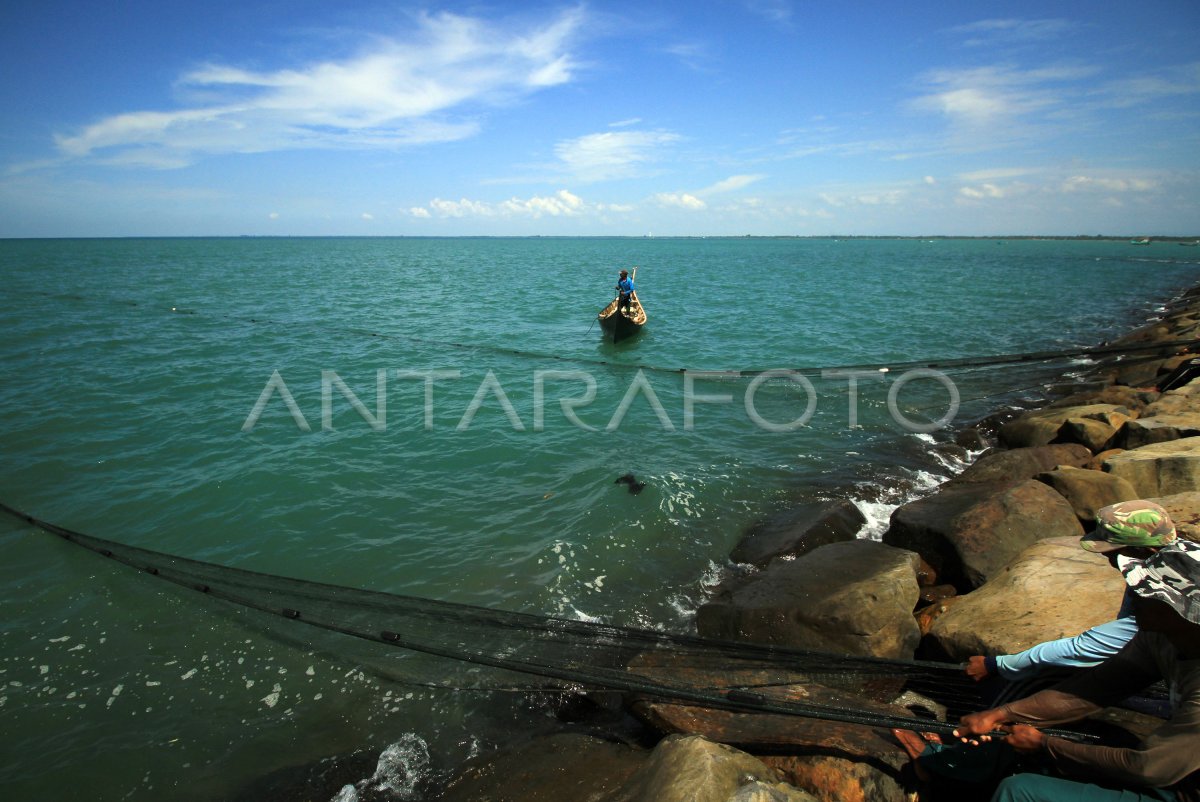 DAMPAK CUACA BURUK BAGI NELAYAN ANTARA Foto