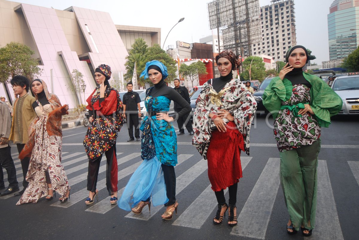 Busana Batik Muslim Antara Foto