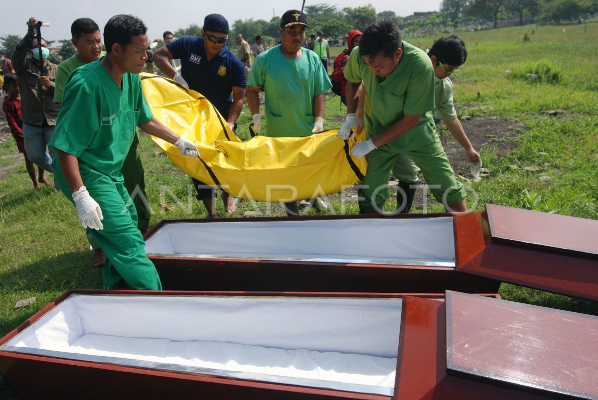 Pembongkaran Makam Imigran Gelap Antara Foto