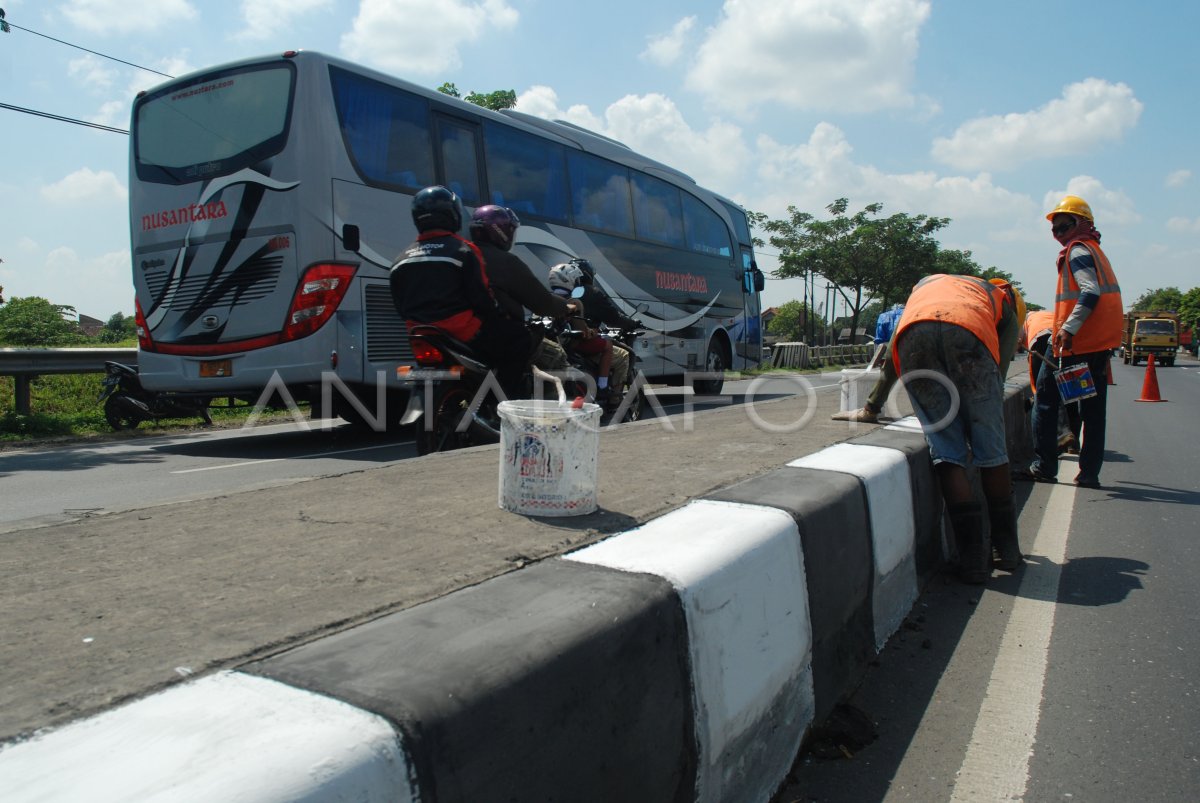 Median Jalan Pantura Antara Foto