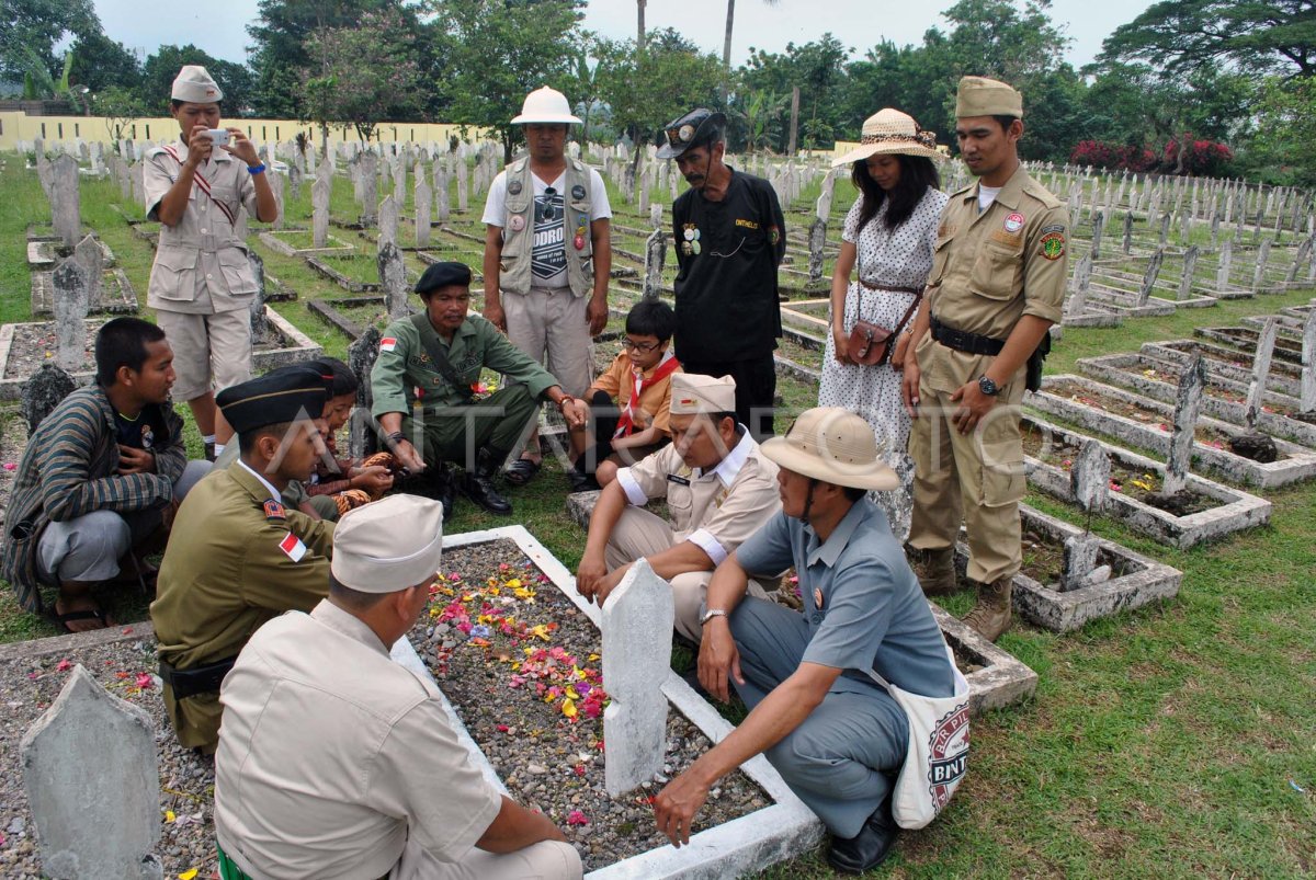 Ziarah Makam Pahlawan Antara Foto