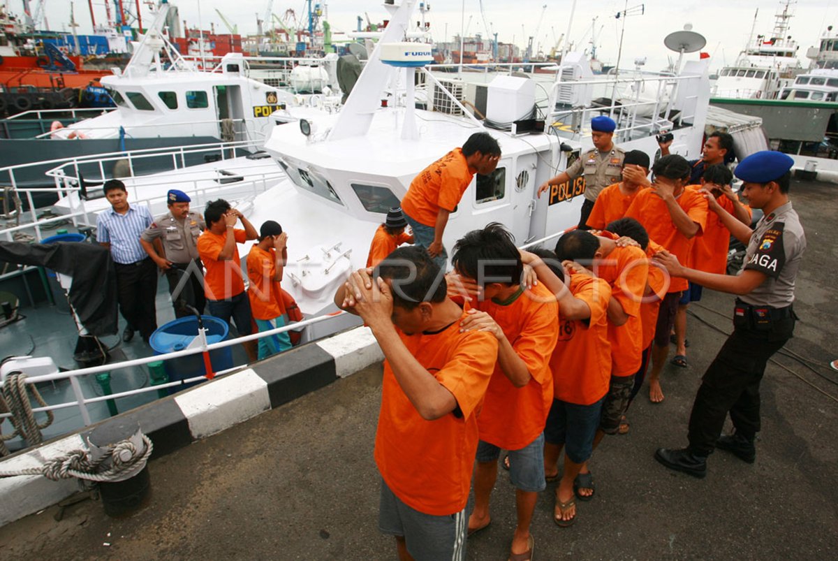 SINDIKAT PEROMPAK KAPAL LAUT JAWA ANTARA Foto