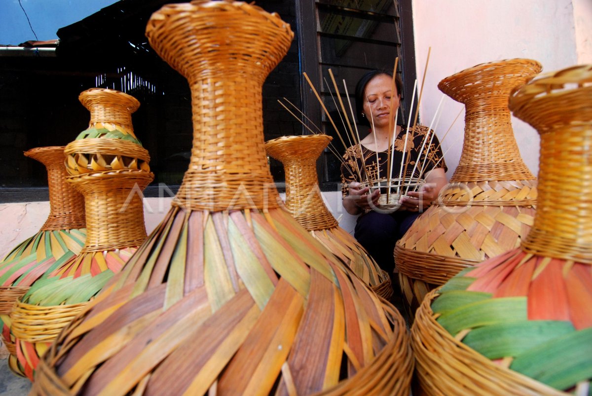 Kerajinan Guci Berbahan Bambu Antara Foto