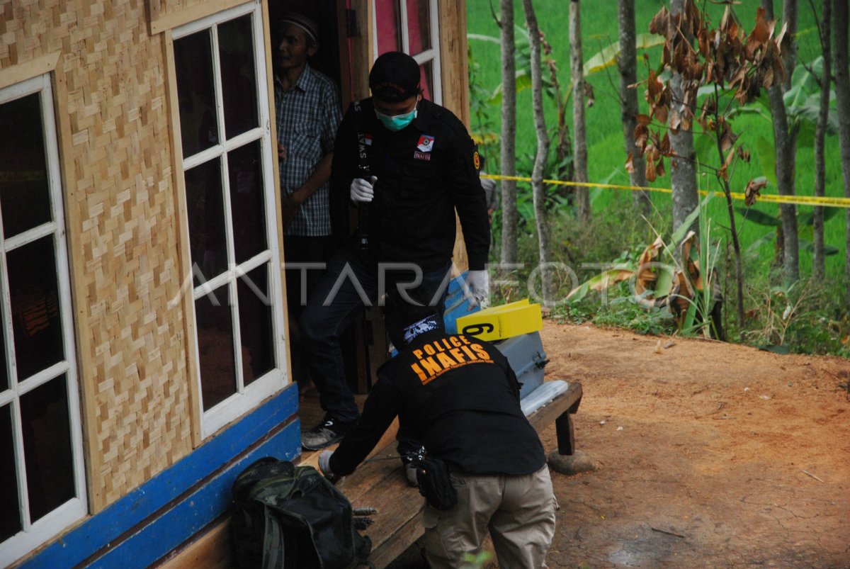 Penggeledahan Rumah Terduga Teroris Antara Foto