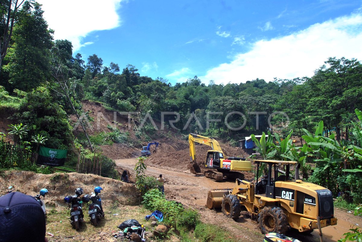 BUKA AKSES JALAN LONGSOR SUKAJAYA ANTARA Foto