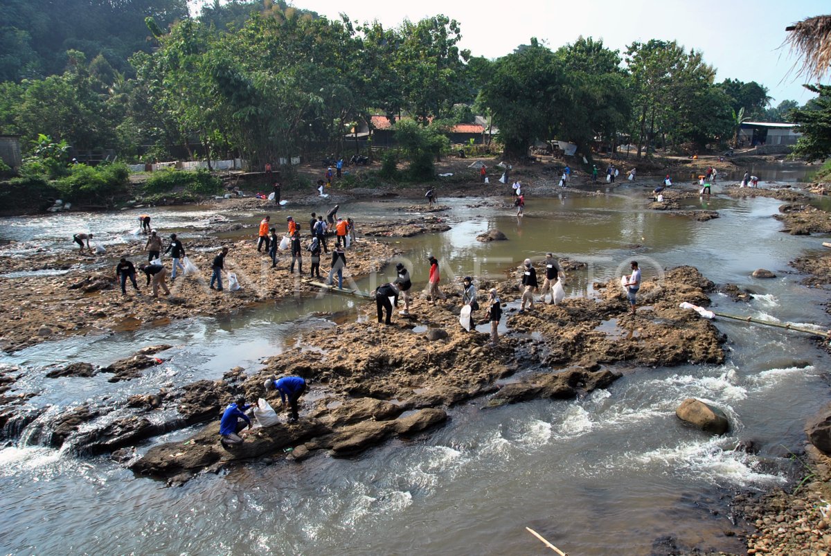 Mulung Sampah Ciliwung Di Hari Sungai Nasional Antara Foto