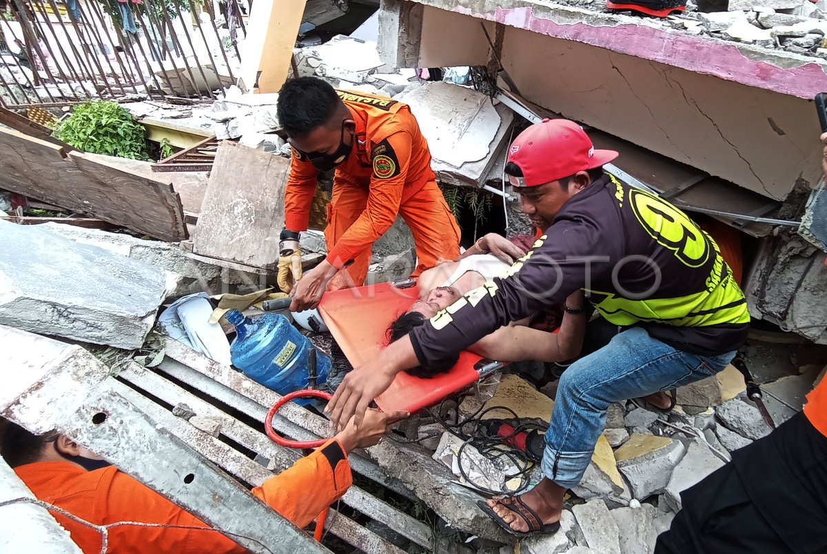 Evakuasi Korban Gempa Bumi Antara Foto