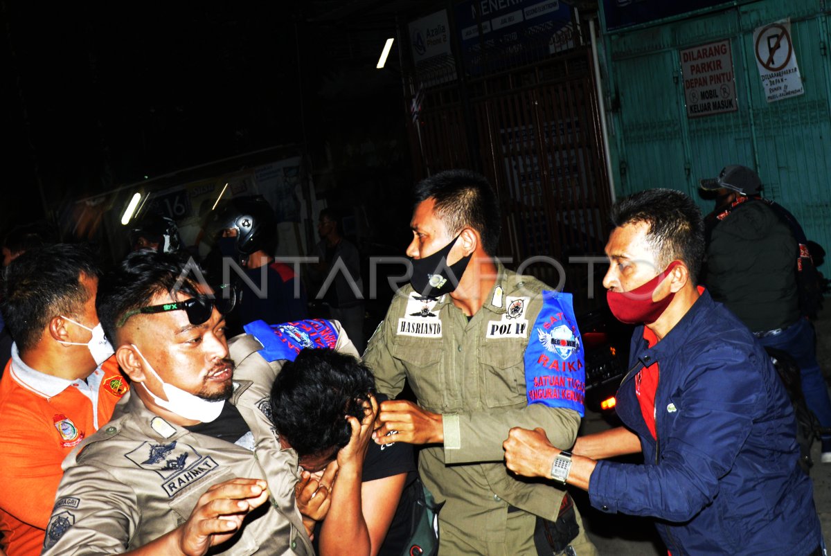 Patroli Pembatasan Jam Operasional Di Makassar Antara Foto