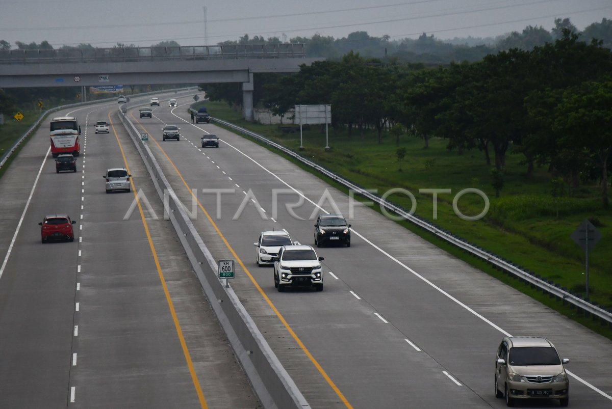 Arus Kendaraan Di Jalan Tol Ngawi Kertosono Antara Foto