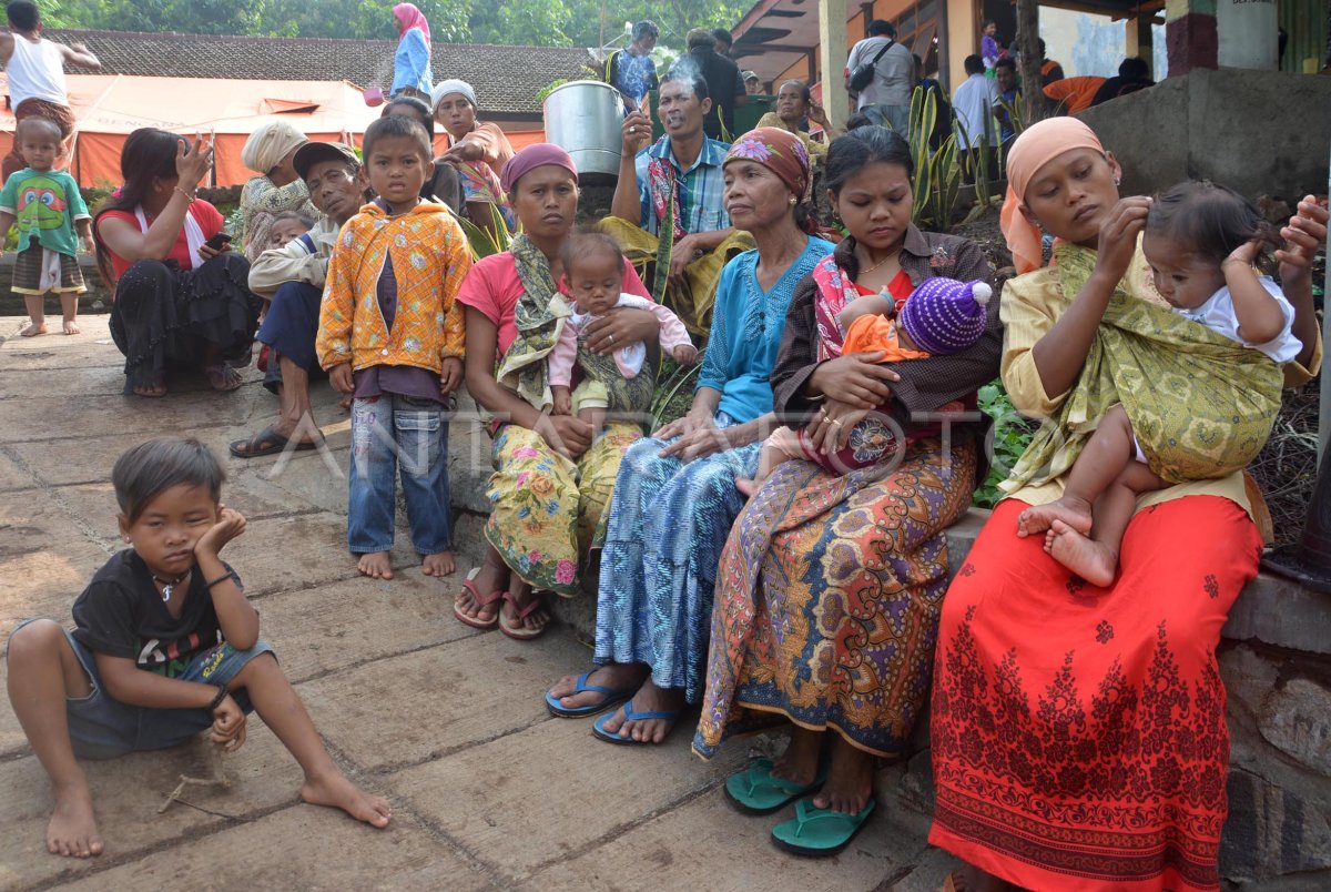 Pengungsi Bencana Longsor Antara Foto