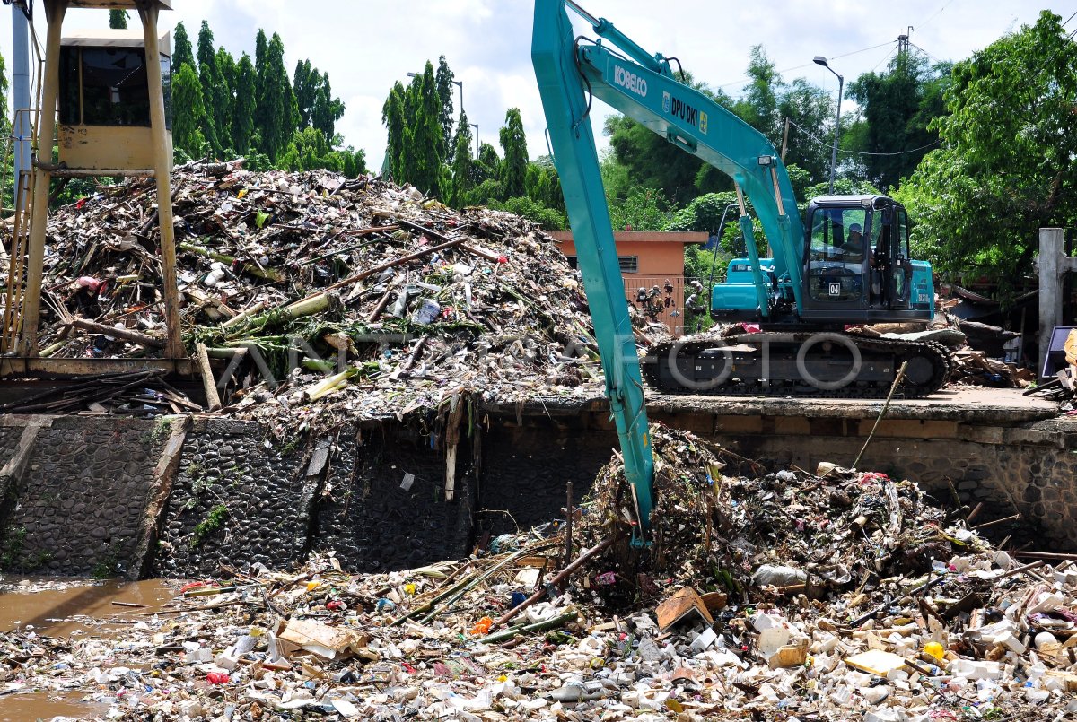 Sampah Sungai Ciliwung Antara Foto