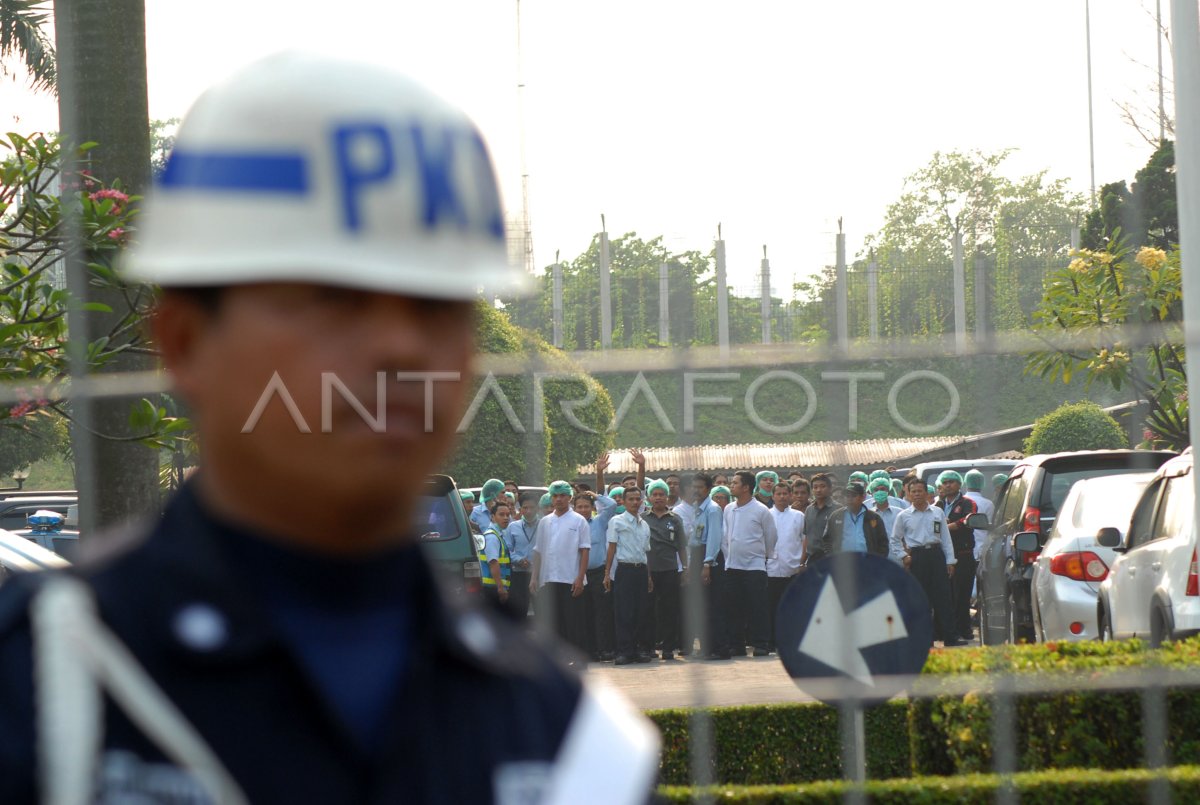 KARYAWAN ACS MOGOK KERJA ANTARA Foto