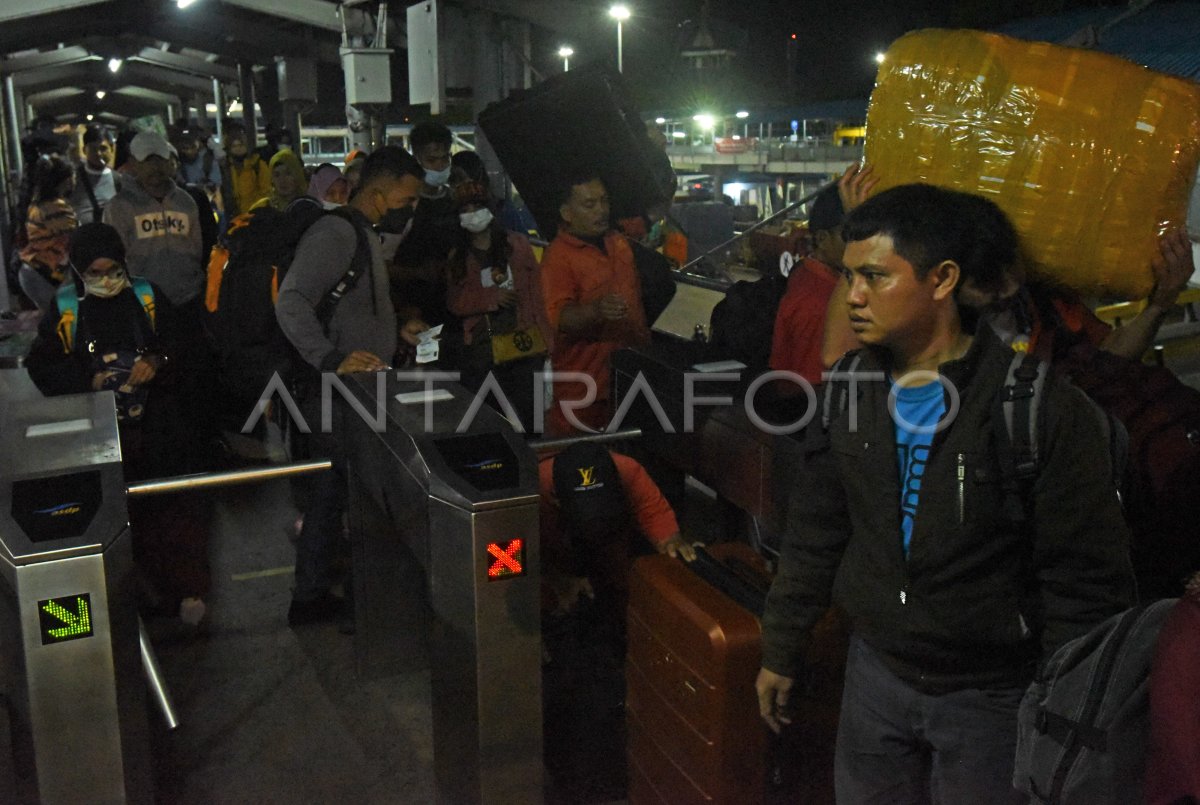 PEMUDIK PADATI PELABUHAN MERAK ANTARA Foto