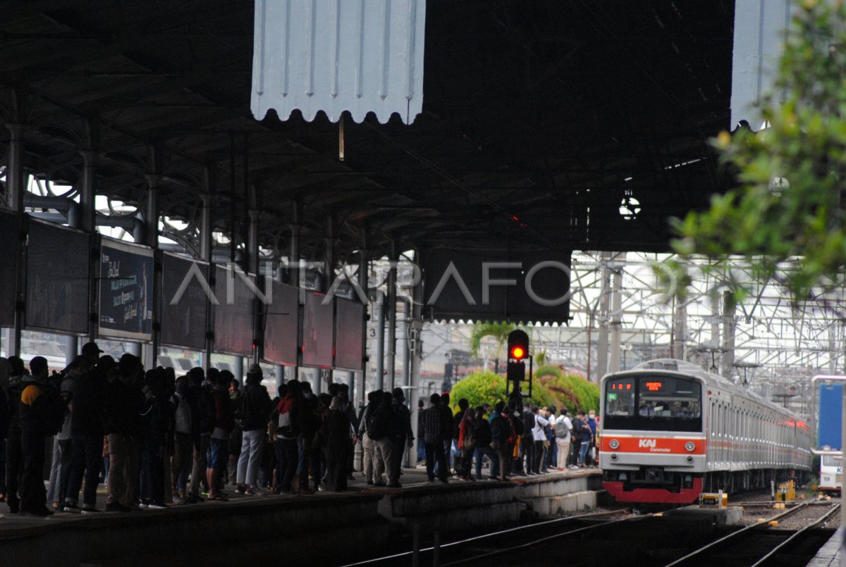 JUMLAH PENUMPANG KRL COMMUTER LINE DI STASIUN BOGOR ANTARA Foto