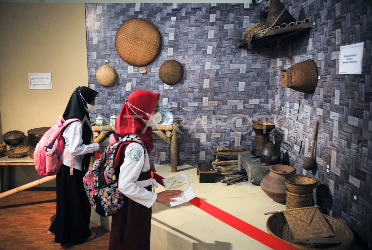 PAMERAN KESENIAN ANYAMAN DI MUSEUM SRI BADUGA ANTARA Foto