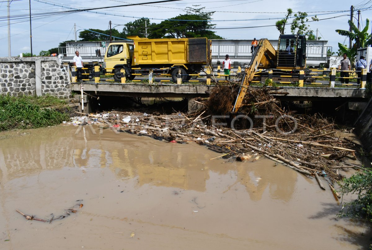 Pembersihan Sungai Guna Mitigasi Bencana Di Madiun Antara Foto