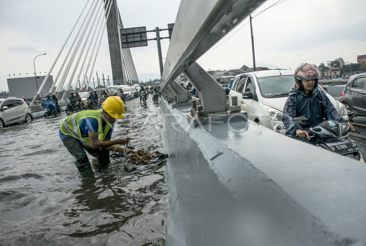 BANJIR JEMBATAN LAYANG PASOPATI BANDUNG ANTARA Foto