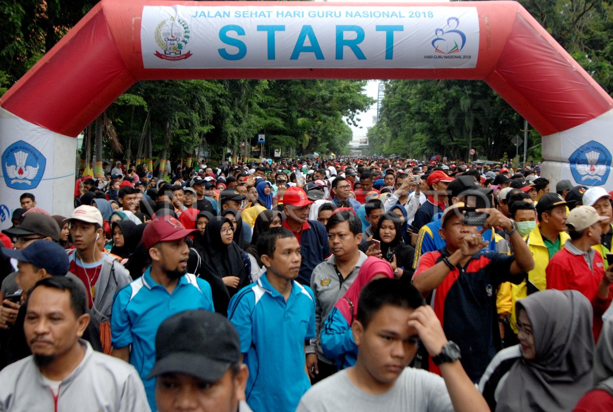 Jalan Sehat Peringati Hari Guru Antara Foto