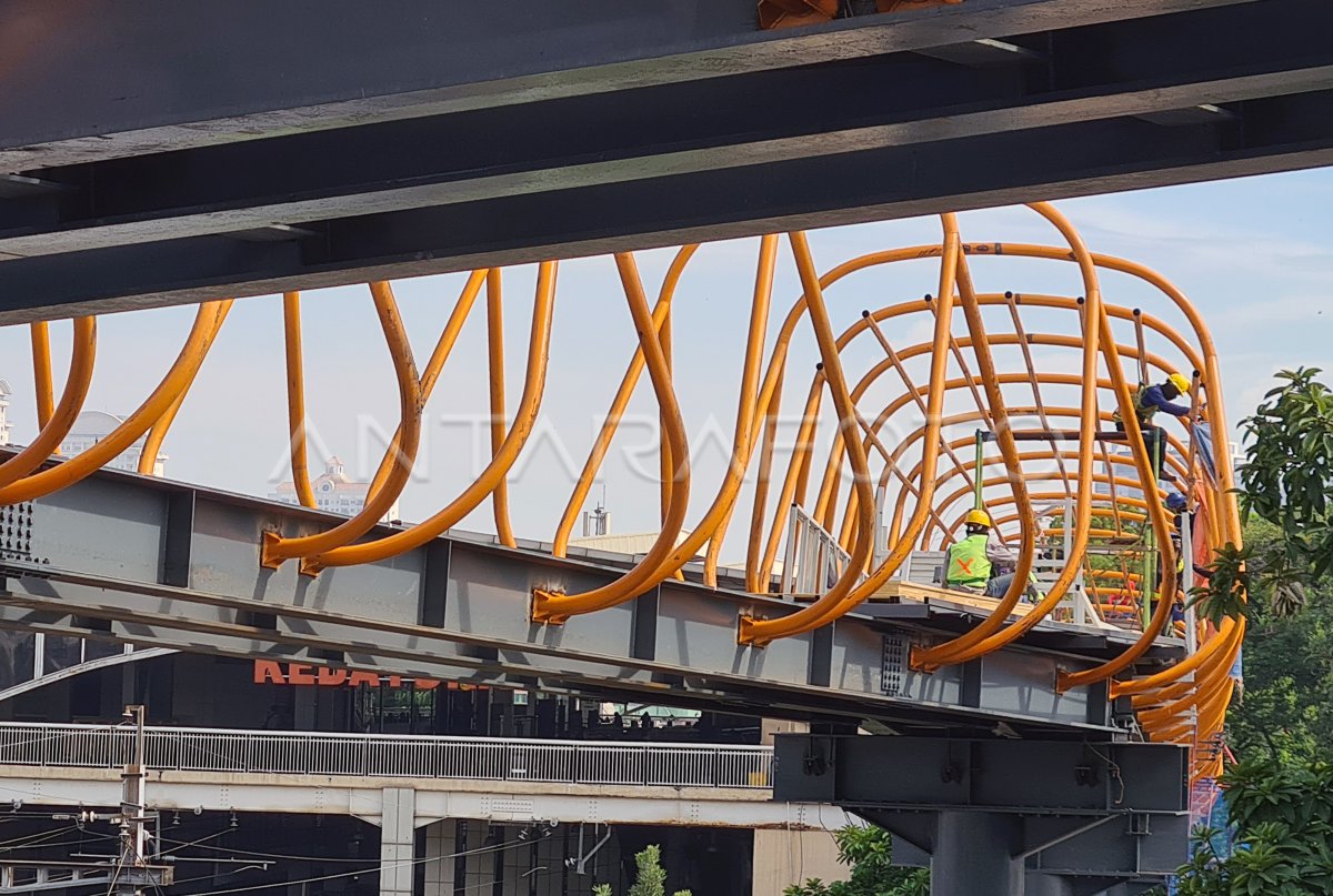 Pembangunan Skywalk Kebayoran Lama Antara Foto