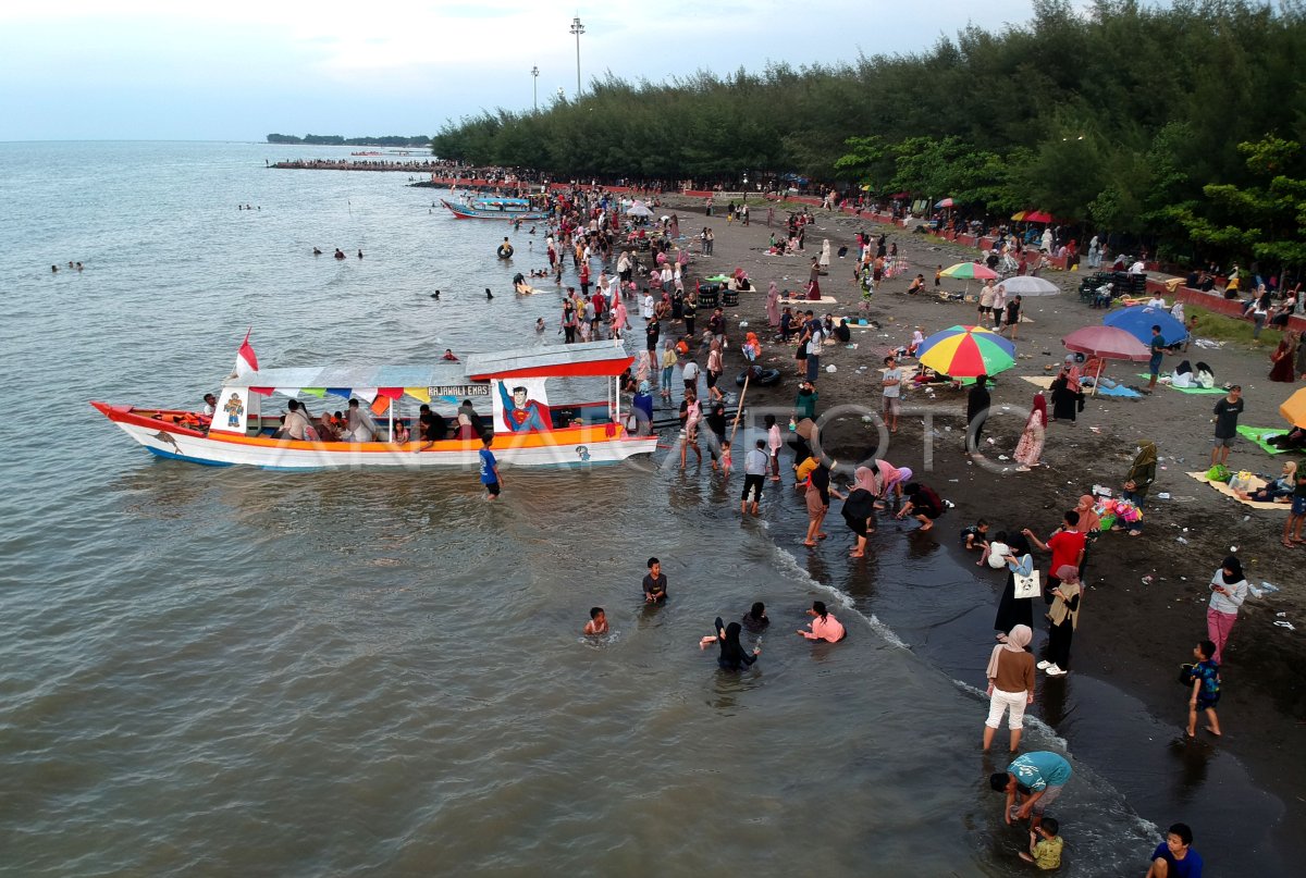 Libur Lebaran Di Wisata Pantai Utara Tegal Antara Foto