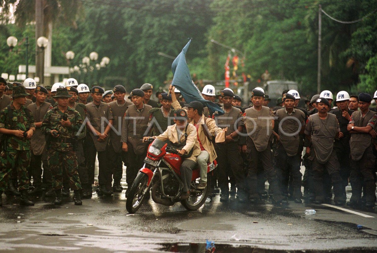 Unjuk Rasa Mahasiswa Di Gedung Deplu Antara Foto