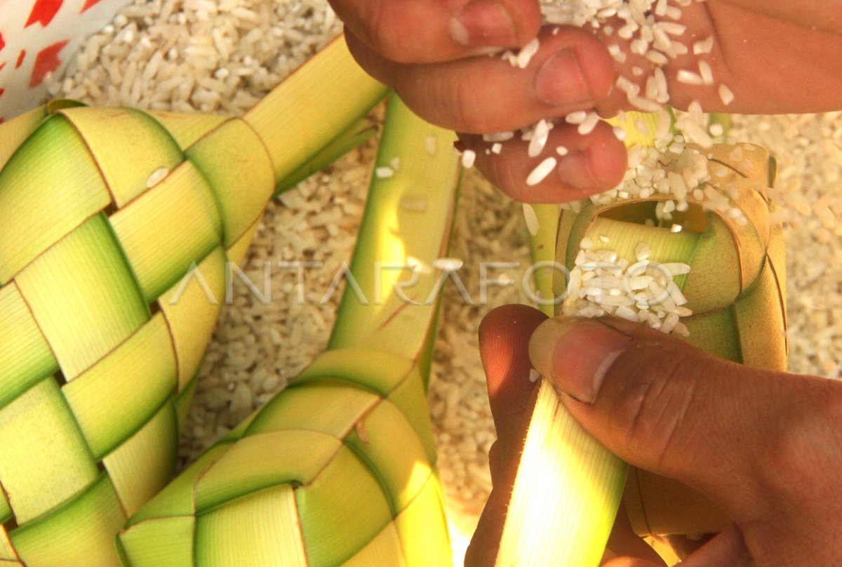 Persiapan Lebaran Ketupat Antara Foto