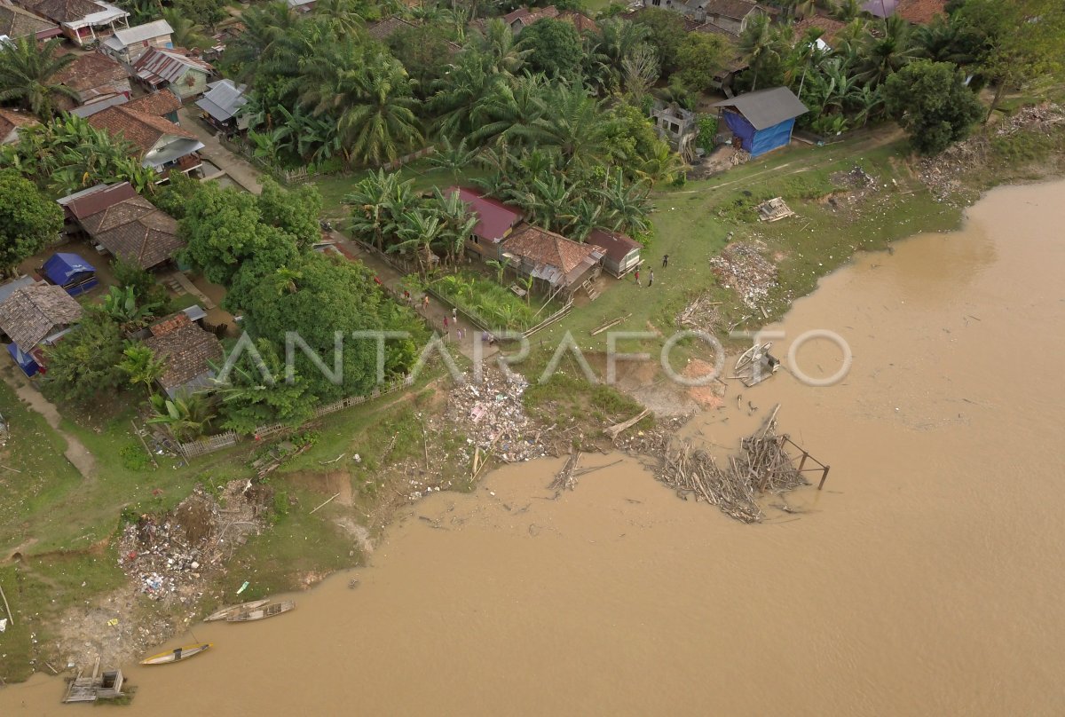 Abrasi Sungai Batanghari Di Muarojambi Antara Foto