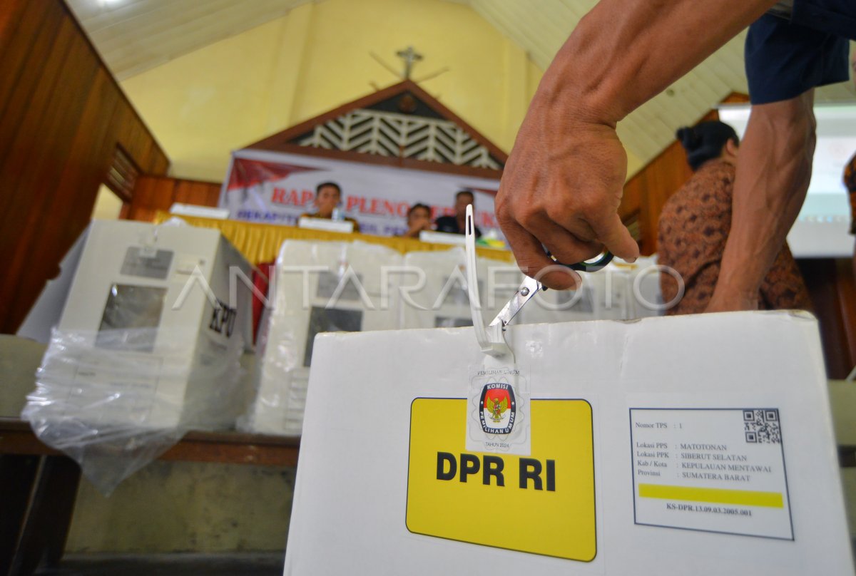 Rekapitulasi Penghitungan Suara PPK Di Mentawai ANTARA Foto