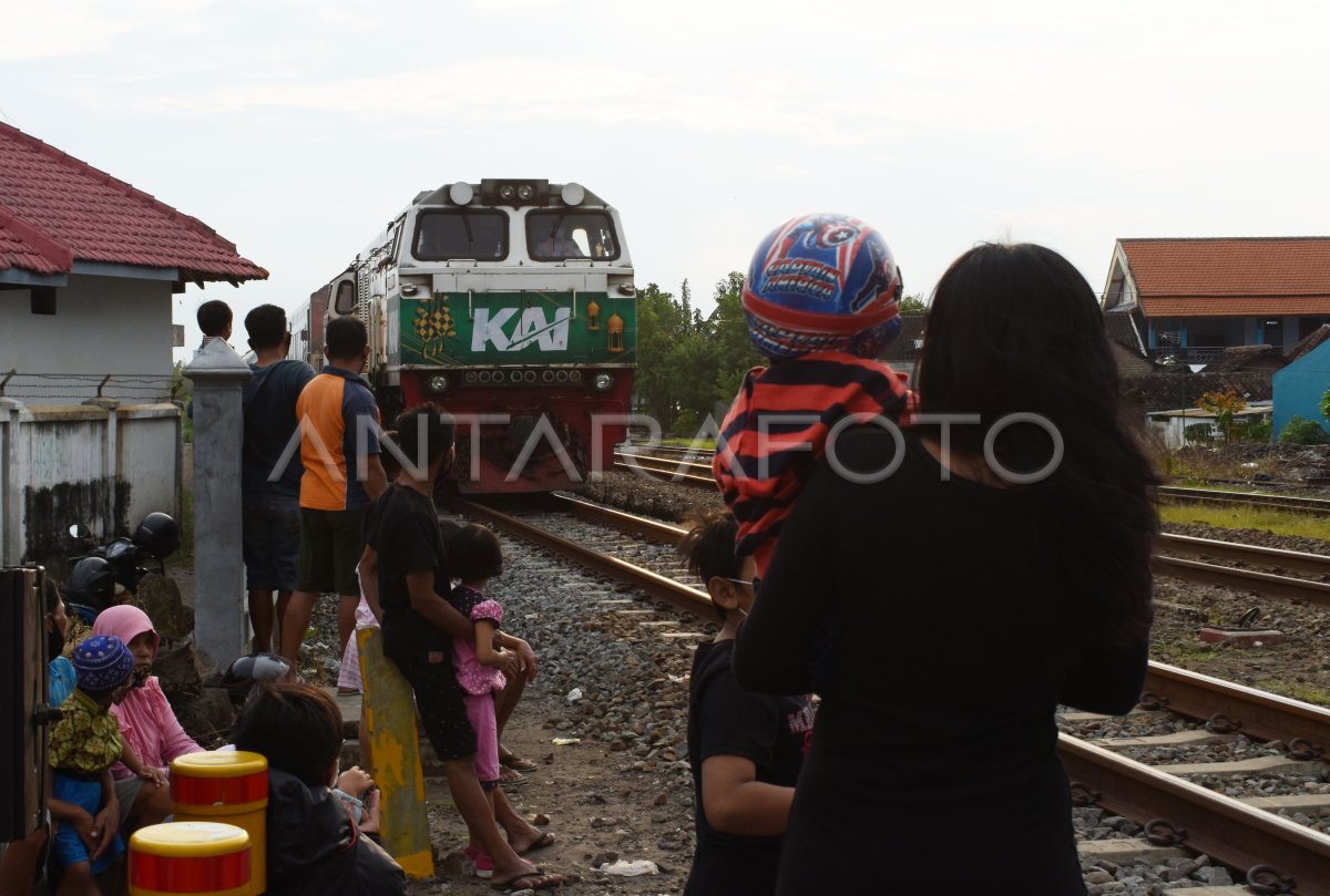 NGABUBURIT DI SEKITAR JALUR KERETA API ANTARA Foto