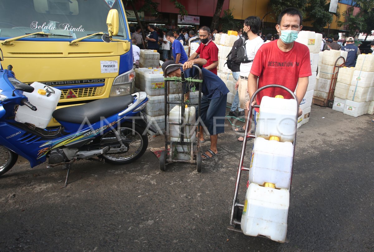 Distribusi Minyak Goreng Curah Untuk Pedagang Eceran Antara Foto