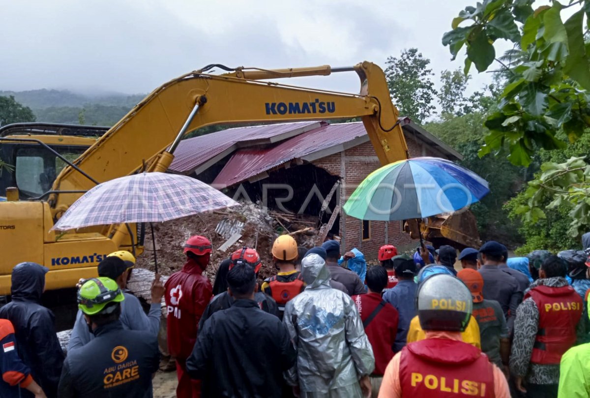 PENCARIAN KORBAN TANAH LONGSOR DI KABUPATEN MAROS ANTARA Foto