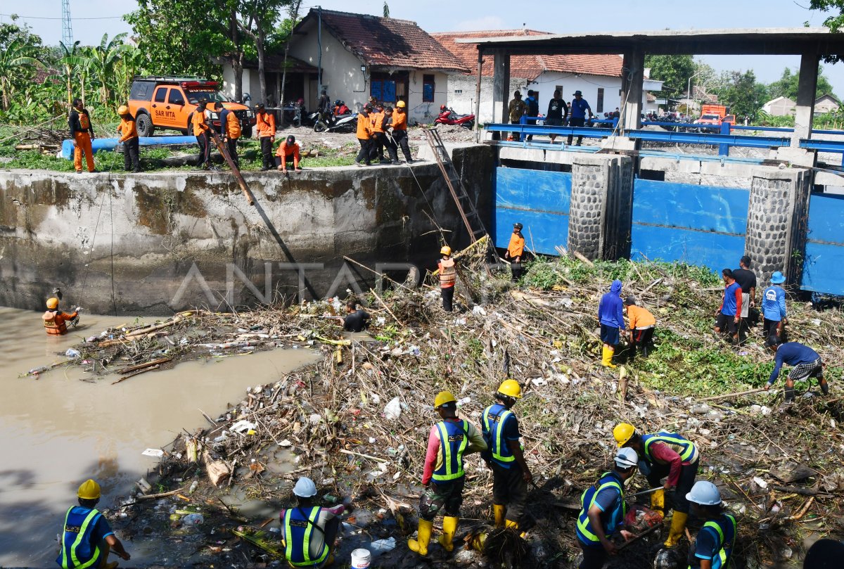 Pembersihan Sampah Sungai Di Madiun Antara Foto