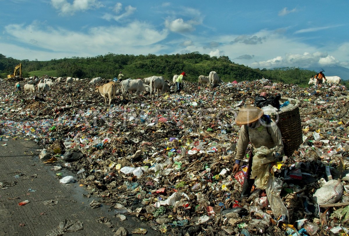 Tempat Pembuangan Akhir Jatibarang Antara Foto