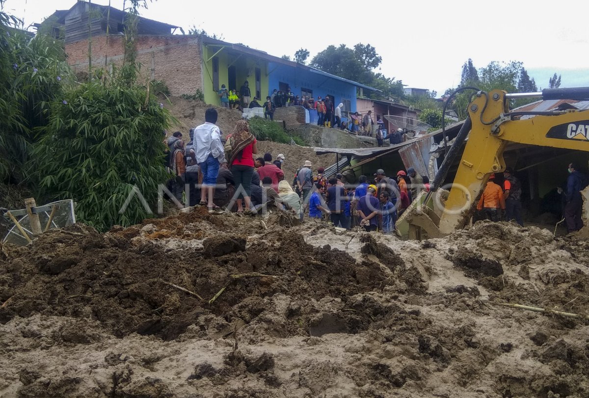 Pencarian Korban Longsor Di Kabanjahe Sumut Antara Foto