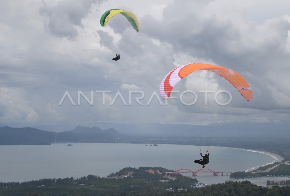 Paralayang Lintas Alam Tandem Pon Papua Antara Foto