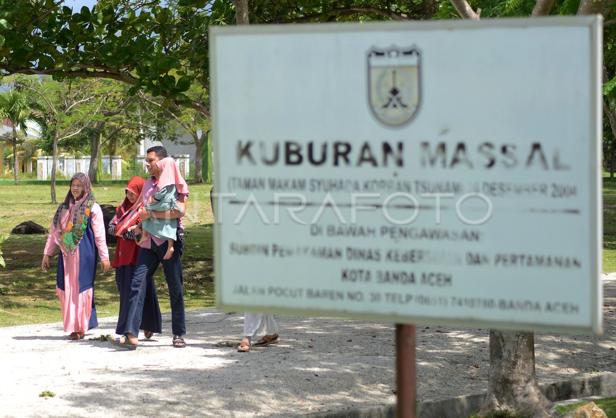 ZIARAH KE KUBURAN MASSAL TSUNAMI ACEH ANTARA Foto