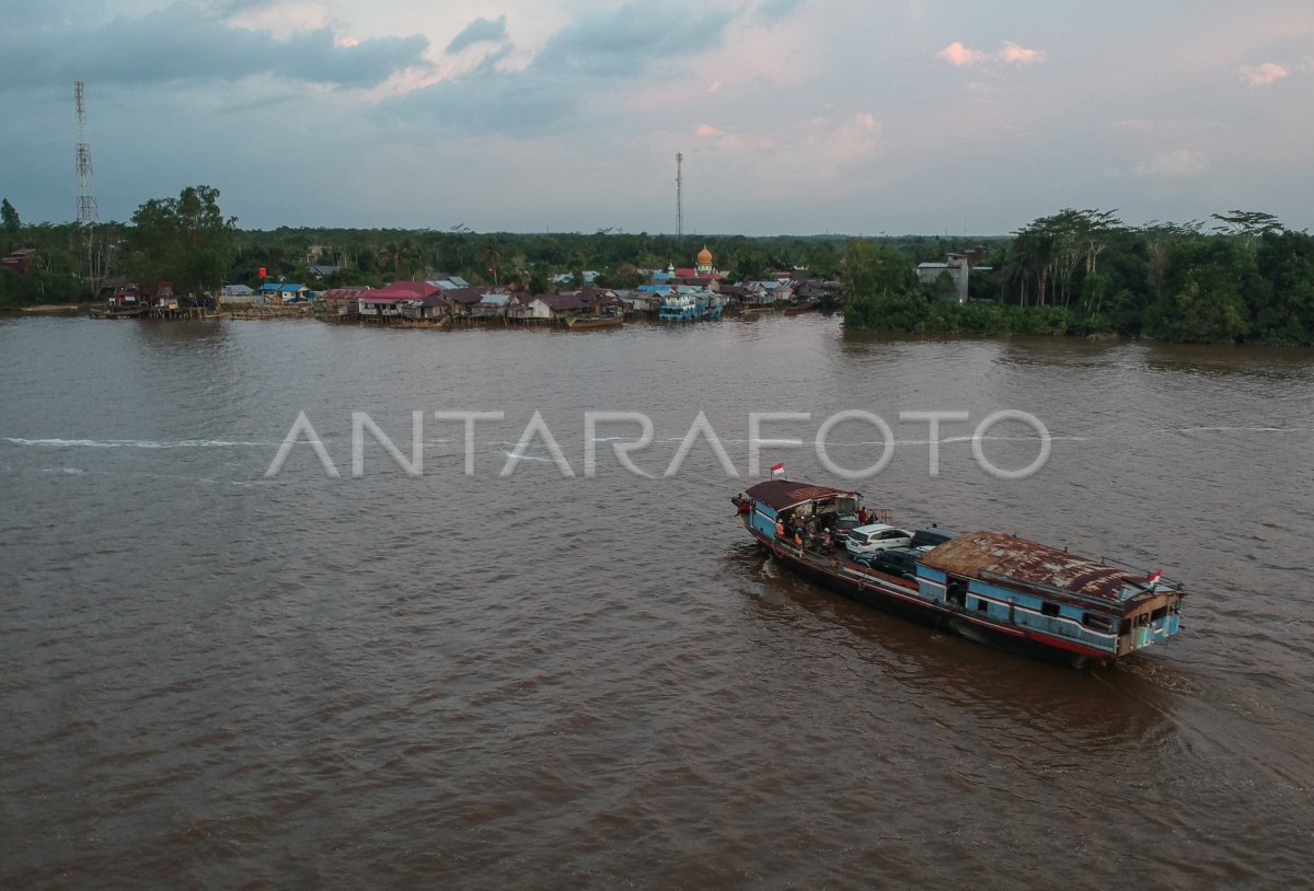 JASA KAPAL PENYEBERANGAN TRADISIONAL DI SUNGAI KAHAYAN ANTARA Foto