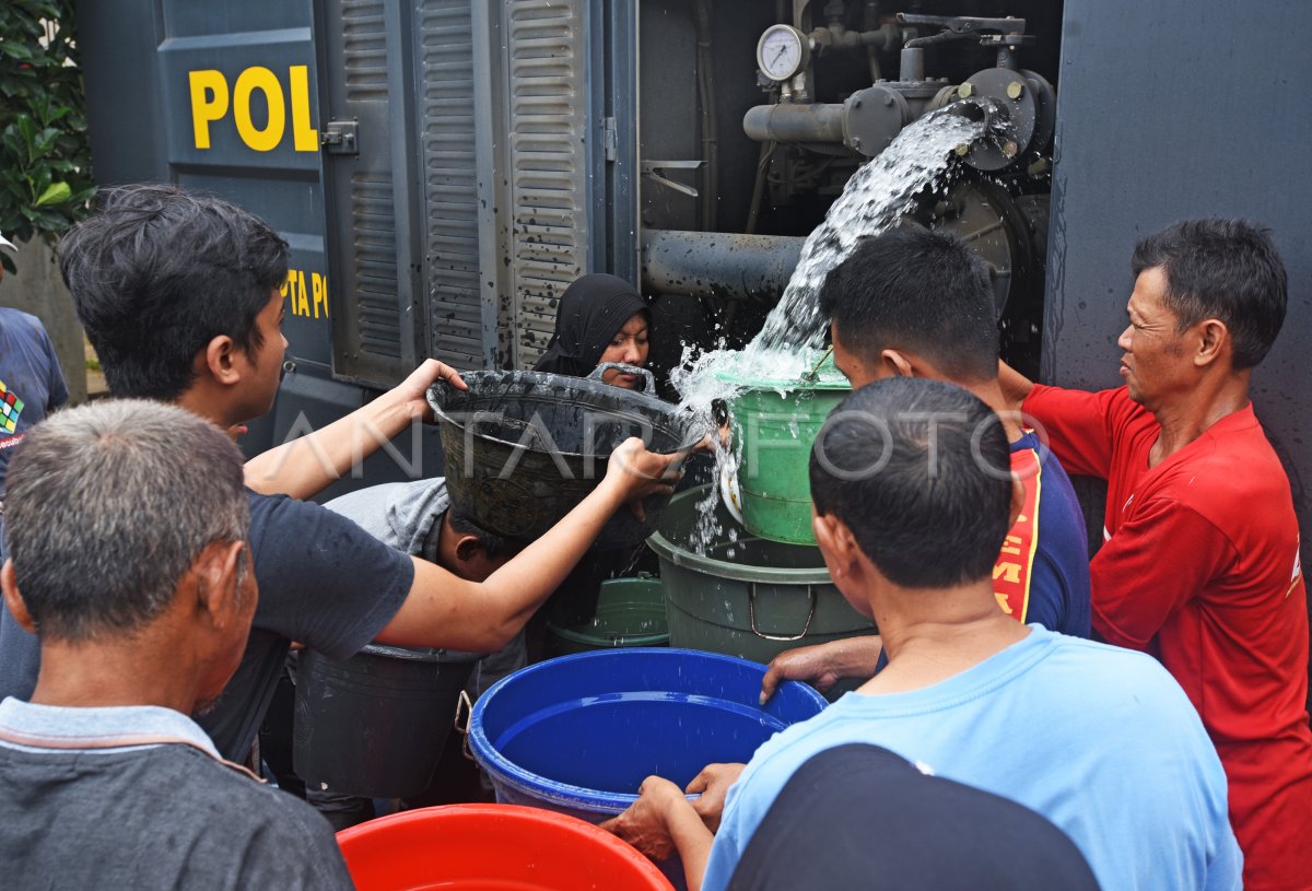 AIR BERSIH UNTUK KORBAN BANJIR DI SERANG ANTARA Foto