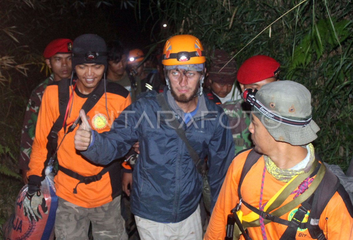 Pendaki Wna Tersesat Antara Foto