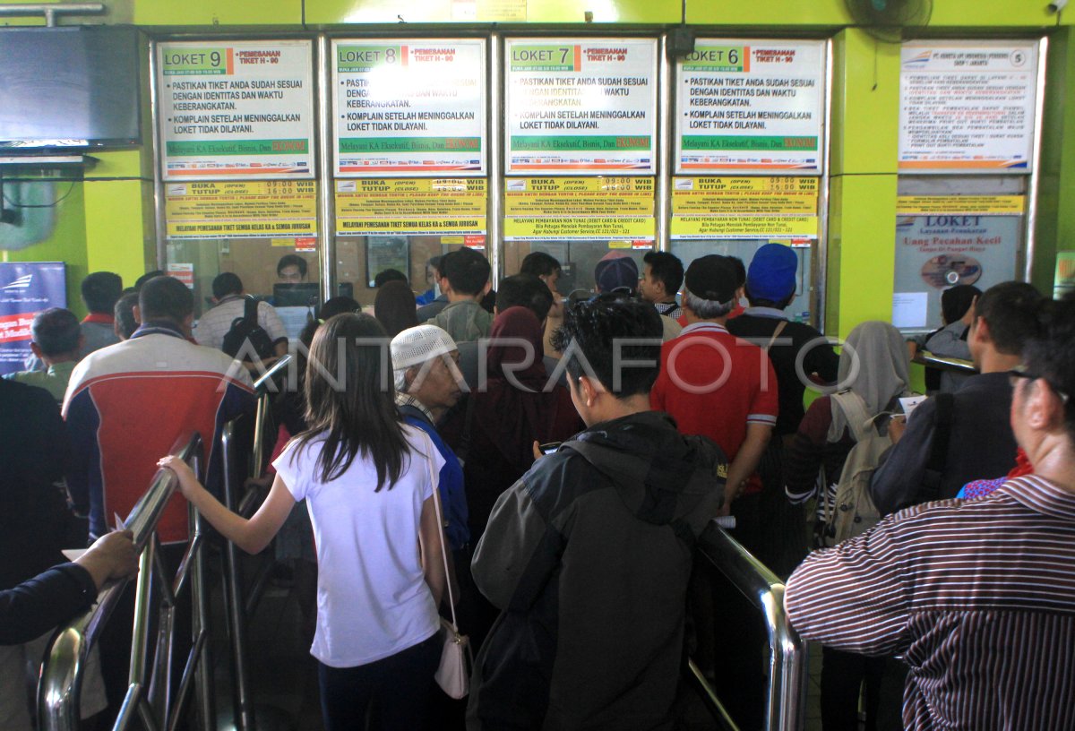 Arus Balik Stasiun Gambir Masih Sepi Antara Foto