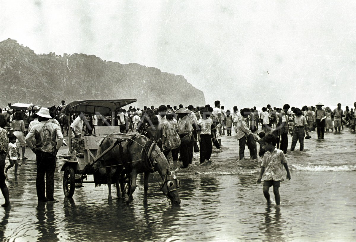 Wisatawan Pelajar Di Pantai Parangtritis Antara Foto