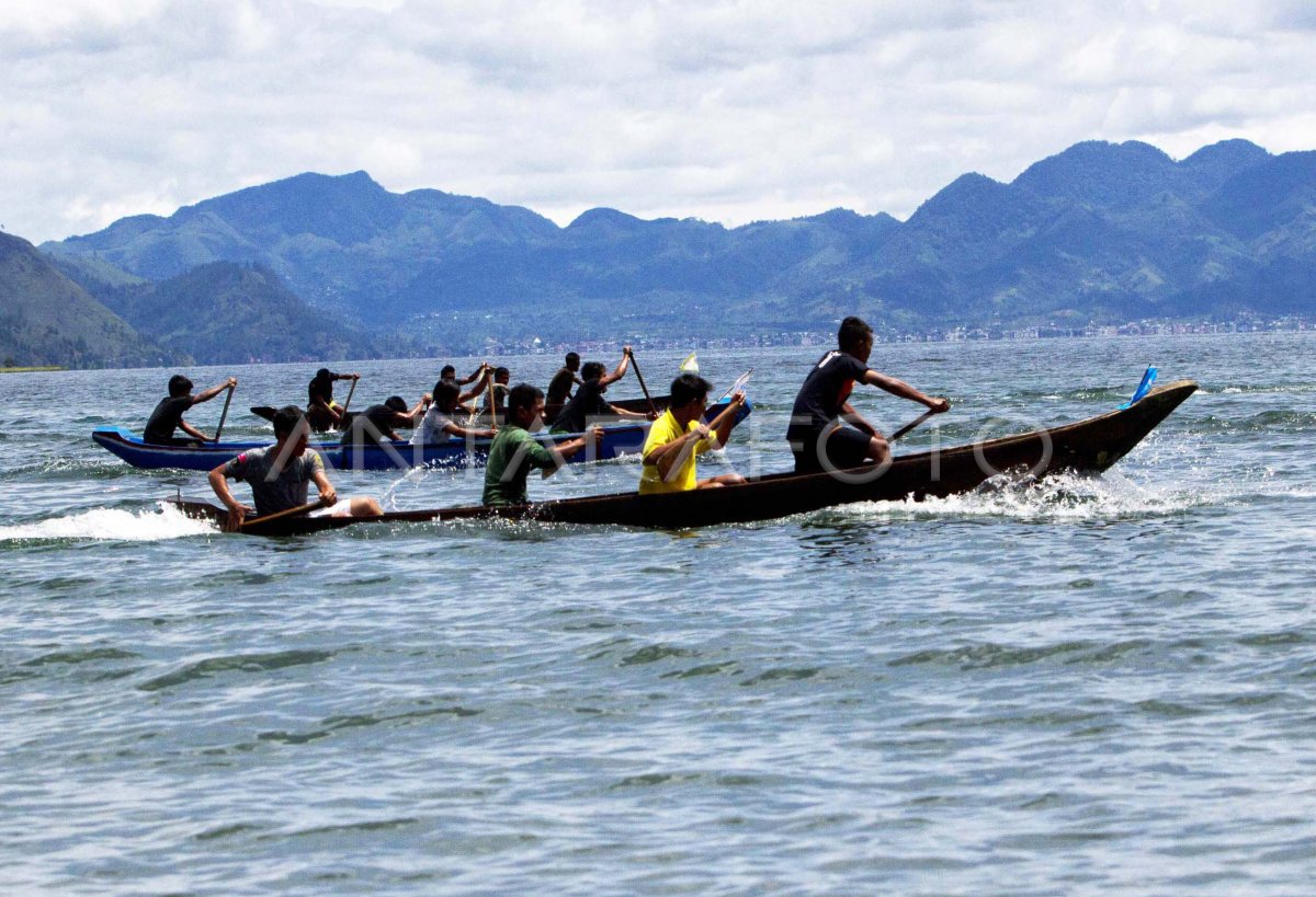 LOMBA PERAHU TRADISIONAL ANTARA Foto